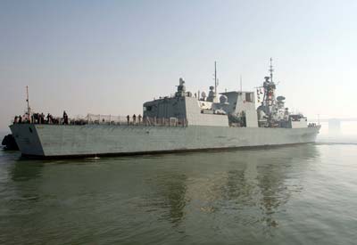 Image from the United States Department of Defense DVIDS imagery network; HMCS Winnipeg FFH338 pictured.